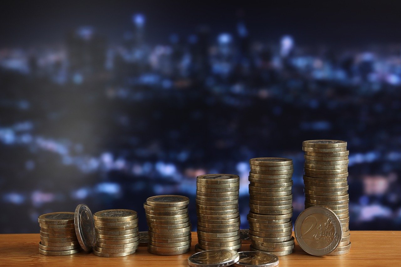 Stapel von Münzen als Symbol für Geld sparen und Haushaltsbudget